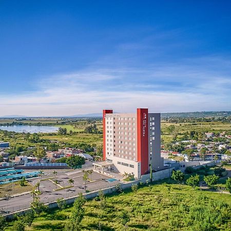 Fiesta Inn Suites Aeropuerto Del Bajio Сілао Екстер'єр фото