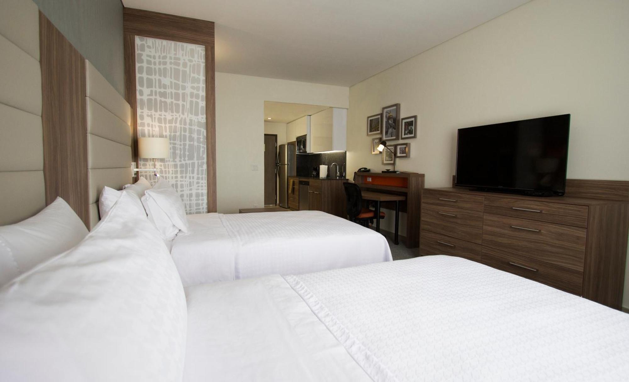 Fiesta Inn Suites Aeropuerto Del Bajio Сілао Екстер'єр фото